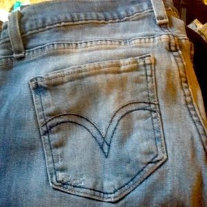 524 Levi’s medium too light blue